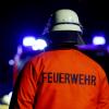 Die Feuerwehr löschte den Brand am Bahnhof in Fischach. Dort hatten ausrangierte Schwellen gebrannt.