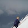 Donald Trump steigt auf der Andrew Air Force Base in die Air Force One, um zu einer Wahlkampfkundgebung zu reisen.
