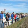 Mit einer Menschenkette protestieren Gegner 2015 gegen den Bau einer Straße durch das Naturschutzgebiet bei Kissing. Auch die reduzierte Planung stößt auf Protest.