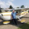 Reinhard Berndt mit der Cessna 172 des Rieser Flugsportvereins, die im Jahr 1973 gebaut wurde.  	