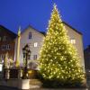 Abends leuchtet der Christbaum auf dem Friedberger Marienplatz. Aber wer hat den schönsten Christbaum zuhause stehen?Stimmen Sie ab.