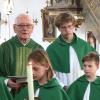 Zum Goldenen Priesterjubiläum des früheren Rehlinger Pfarrers Reinhold Schwarz gestalteten die Rehlinger Hoagrtensänger eine Messe in Bad Wörishofen. Hier der 76-jährige Pfarrer beim Einzug mit seinen Ministranten.