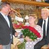 Richard und Roswitha Reissner aus Vöhringen feiern Goldene Hochzeit. Bürgermeister Michael Neher gratuliert dem Paar.