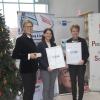 Sie freuen sich über die Auszeichnung: (von links) Elke Christian von der IHK, Claudia Ruthardt von Sonax und Rektorin Sonja Kalisch. 	