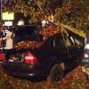 Ein 44-Jähriger ist am Montagmorgen bei Rechbergreuthen gegen einen Baum geprallt. Die Feuerwehr musste den Verletzten aus dem Auto befreien.