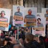 «Schuldig»: Schilder mit Foto-Montagen werden von Demonstranten in Leipzig getragen.