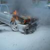 Feuer hat der Motorraum des Autos eines 23-Jährigen gefangen. Das Foto zeigt einen anderen Autobrand. Die Polizei löschte das Feuer vollends. Davor hatte ein aufmerksamer Lastwagenfahrer mit seinem Feuerlöscher den Job übernommen. 