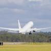 Ein Flugzeug der Royal Australian Air Force startet vom Luftwaffenstützpunkt in Amberly, um nach dem Vulkanausbruch vor der Küste von Tonga Hilfe zu leisten.