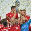 Im Konfettiregen feiern die Spieler des FC Bayern München den Sieg beim DFL-Supercup.