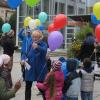 Barbara Nieddu, die Leiterin der Tagesstätte „Kinderwelt Gersthofen“ verteilt zum Weltkindertag Luftballone an die Kinder. 	