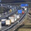 Auf der A8 sind viele Lkw unterwegs.