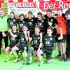 Die C-Junioren (U15) des TSV Nördlingen feierten ausgelassen den nicht mehr für möglich gehaltenen Turniersieg der Donau Futsal-Meisterschaften. Rechts Trainer Markus Leister, links Co-Trainer Werner Schmid. 	