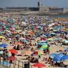 Der Strand von Lissabon liegt am kühleren Atlantik. Das Mittelmeer hingegen steuert auf Temperaturen von 30 Grad zu.	 