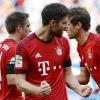 Xabi Alonso (M.) legt Wert auf das Bayern-Gefühl.