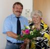 Die Jubilarin Elisabeth Trefzger freut sich über den Blumenstrauß, den ihr Vöhringens zweiter Bürgermeister Herbert Walk zu ihrem 90. Geburtstag überreicht.