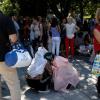 Touristen umarmen sich auf dem Syntagma-Platz nach einem starken Erdbeben in der Nähe der griechischen Hauptstadt Athen. 