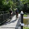 Mountainbikerin Stefanie Steinhart aus Mering zeigt Sportredakteur Sebastian Richly das Wittelsbacher Land. Auf der Route, die häufig auch abseits asphaltierter Straßen verläuft, gibt es viel zu entdecken, wie hier etwa den Paardurchbruch bei Ottmaring.  	