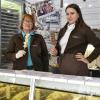 Vanessa Manz und ihre Mutter Renate Paul in ihrem Stand mit Schokofrüchten.