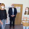 104 Gesichtsmasken spendete die angehende Igenhausener Erzieherin Lena Gütl (rechts). Bürgermeister Xaver Ziegler und EWO-Mitarbeiterin Christine Wolf nahmen die Masken entgegen. 