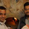 Rajinder Kumar (links) und Sohn Ujjwal sorgen sich um die Zukunft des Mindelheimer Restaurants Maximilian. Wie ihnen geht es vielen Gastronomen in der Corona-Krise: Die Umsätze mit Lieferdienst oder Abholung sind nur gering 	