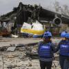 Journalisten vor dem zerstörten ukrainischen Flugzeug Antonov An-225, dem größten ukrainischen Transportflugzeug, am 8. April nahe Kiew. 