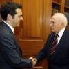 Alexis Tsipras beim Treffen mit Griechenlands Präsident Karolos Papoulias. Foto: Simela Pantzartzi dpa