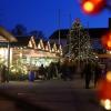 Ein leuchtend dekoriertes Budendörfchen wird wieder auf dem Marktplatz in Senden aufgebaut.