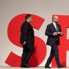 Sigmar Gabriel und Martin Schulz: Je länger der SPD-Chef zögert, die Kanzlerkandidatur zu übernehmen, umso stärker richten sich die Augen auf den umtriebigen Europapolitiker.