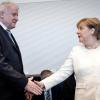 Horst Seehofer und Bundeskanzlerin Angela Merkel zu Beginn der Fraktionssitzung der CDU/CSU-Fraktion.