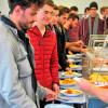 Der Andrang ist groß beim „Mittagsfinale“ in der Cafeteria der Hochschule. Täglich gibt es 15 Minuten Reste-Essen zum Sonderpreis, damit weniger Lebensmittel im Abfall landen.