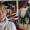 Als Malerin liebt sie Tiere, wie einst Franz Marc: Cosima von Borsody vor einem ihrer Gemälde, die derzeit in einer Ulmer Anwaltskanzlei hängen.