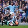 Kyle Walker (r) von Manchester City gegen Kiernan Dewsbury-Hall von Leicester City.