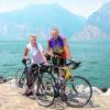 Vera Müllegger und Klaus Drescher schafften es in 24 Stunden von Hochzoll nach Torbole am Gardasee und posierten dann abgekämpft aber glücklich am Ufer des Sees. Foto: Drescher