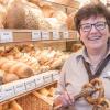 So kennt sie fast jeder in Landsberg: Erna Bart ist seit 40 Jahren Verkäuferin in der Bäckerei Manhart. 