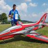 Luca Baumann mit seinem Jet, einer Tomahawk Futura V2. Der 16-Jährige ist Teampilot bei zahlreichen Modellbaufirmen, ohne deren Unterstützung dieses Hobby kaum machbar wäre. 	