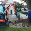 Die BUND-Naturschutz-Aktiven Augustus Scheiner im Minibagger (links) und Bernd Kurus-Nägele im Einsatz am Baum an der Kapelle in Ay. 	
