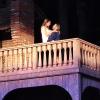 Bei der Balkonszene werfen Julia (Lisa Koppold) und Romeo (Michael Weichenberger) alle Konventionen über Bord.