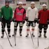 Trainer Stanislav Hlozek (ganz links) und Abteilungsleiter Heinz Heinrich (ganz rechts) rahmen die Neuzugänge Ben Bittner, Nicolas Rentel, David Ballner und Bence Makovics (von links) ein. Mit ihnen wollen die Eisbären den Sprung in die Aufstiegsrunde schaffen. 	