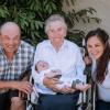 Vier Generationen auf einem Bild: Die 100-jährige Maria Müller hält ihre Urenkelin Mira im Arm. Mit dabei ihr Sohn Konrad und ihre Enkelin Annika.
