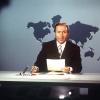 Tagesschau-Sprecher Karl-Heinz Köpcke im Februar 1971 in der Kulisse der Nachrichtensendung. 