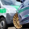 An einem mutmaßlich "aufgepimpten" 3er-BMW hat die Polizei im Gablinger Weg in Augsburg-Oberhausen etliche Mängel festgestellt.
