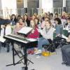 Professor Gerd Guglhör, Dozent für Ensemble-Leitung, Stimmkunde und chorische Stimmbildung an der Hochschule für Musik und Theater in München, bildet Chorleiter und Sänger des Chorverbandes Landsberg und der IKG-Chöre beim Seminar „Stimmtraining im Chor“ gesanglich weiter. 