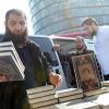 Salafisten, die vom Verfassungsschutz als radikal-islamisch eingestuft werden, beim Verteilen von kostenlosen Koran-Exemplaren in Berlin. Foto: Britta Pedersen dpa