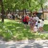 Warten vor dem Familienbad: So sah es am Sonntag bei gutem Badewetter aus. Besucher benötigten viel Geduld. 