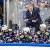 Cheftrainer Serge Aubin von den Eisbären Berlin verfolgt das Spiel.