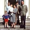 Vier Kinder bekamen Queen Elizabeth und Prinz Philip: Prinzessin Anne und Prinz Charles, neben der Queen Prinz Andrew. Den jüngsten Sohn Edward hat Elizabeth auf dem Arm.