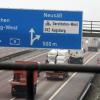 Eine Erhebung hat jetzt ergeben, dass viele Lastwagenfahrer auf der A8 den Mindestabstand nicht einhalten.