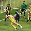 Mit einem schulmäßigen Kopfball zirkelt Andrej Schewtschenko (l) den Ball zum 2:1 für die Ukraine ins Tor. Foto: Fehim Demir dpa