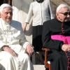 Einer der letzten gemeinsamen öffentlichen Auftritte: Papst Benedikt XVI., inzwischen emiritiert, und Georg Ratzinger sitzen 2017 vor dem Kloster Mater Ecclesiae im Vatikan.