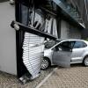 Bei einem Unfall in Dornstadt ist ein Auto mit der Front in einem Bürogebäude gelandet. Die Fahrerin wurde ins Krankenhaus gebracht. 